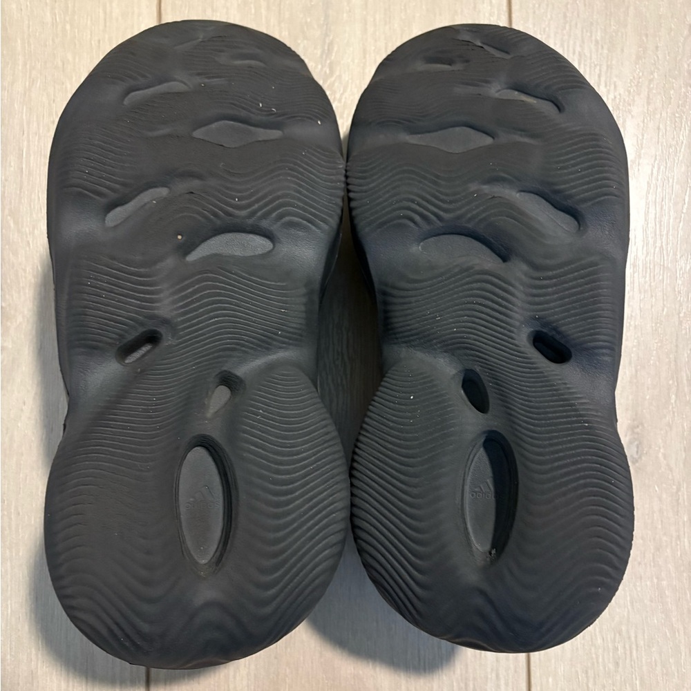 Adidas Yeezy Foam RNR Onyx - Picture 2 of 2